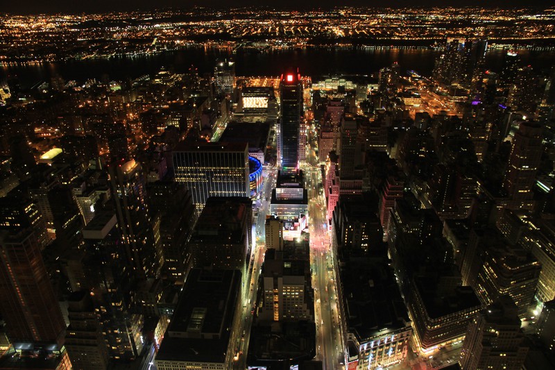Times Square, surplombé par l'Empire State Building 