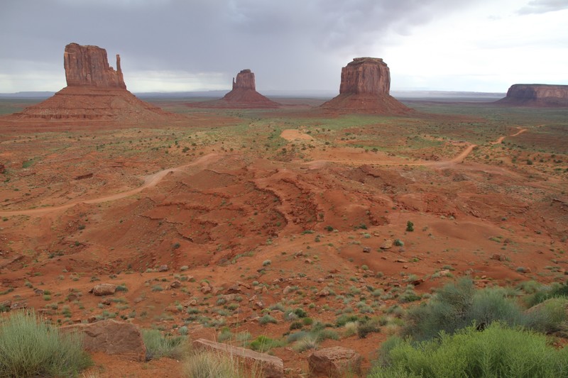 Une seule piste permet de circuler au beau milieu de la réserve Navajo
