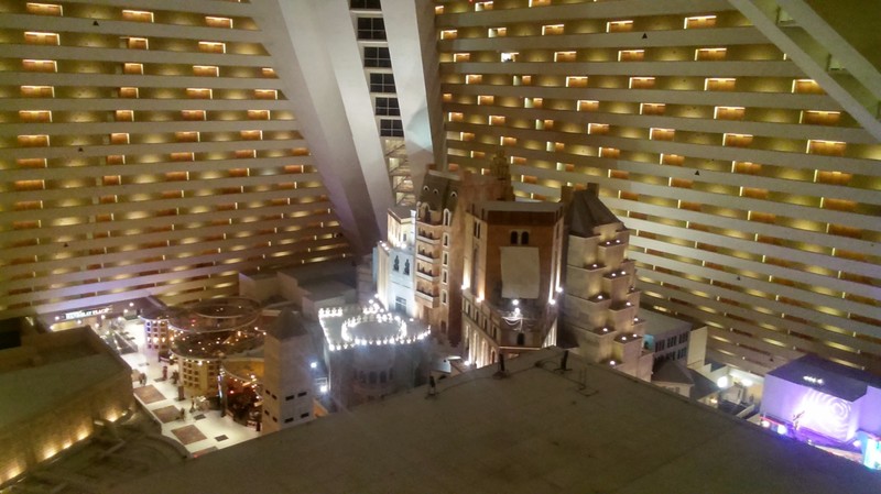 L'intérieur glauque de notre hôtel-pyramide