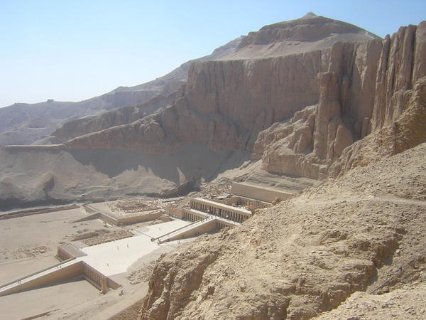 walking from Hatshepsut towards valley of the Kings