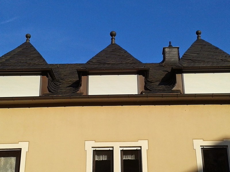 Miltenberg: How to make oblong slate tiles fit into curves. Renovations must reflect traditional design
