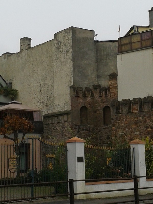 Rudesheim: Old ruins incorporated into more modern buildings