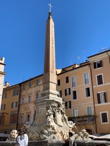 Fountain and obelisk 
