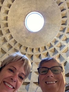 Selfie with pantheon ceiling 