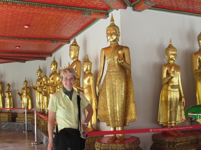 Lori in front of Buddhas