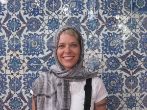 Lori in the Rustem Pasa Mosque in front of wall of Iznik tiles