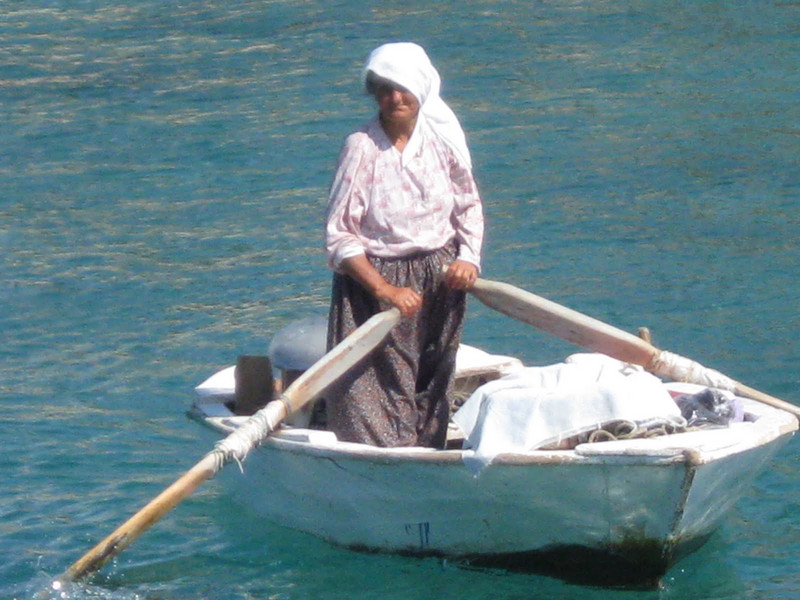 Vendor selling items to the tourists on the boats