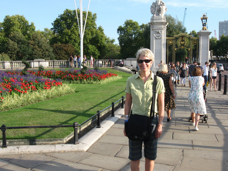 Lori at the palace - it's Oct 1 and 28 degrees!