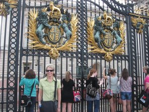 Lori at Buckingham Palace gates