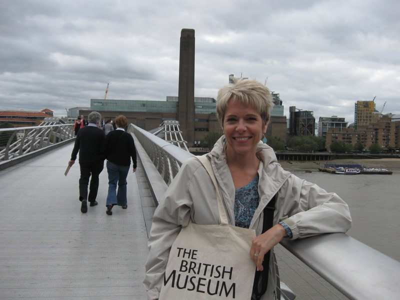 Lori on the Millennium Bridge - heading to the Tate Modern