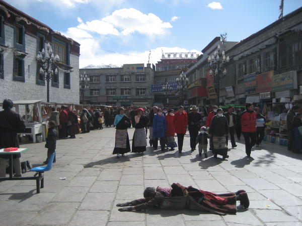 Prostrating in front of Jokhang 