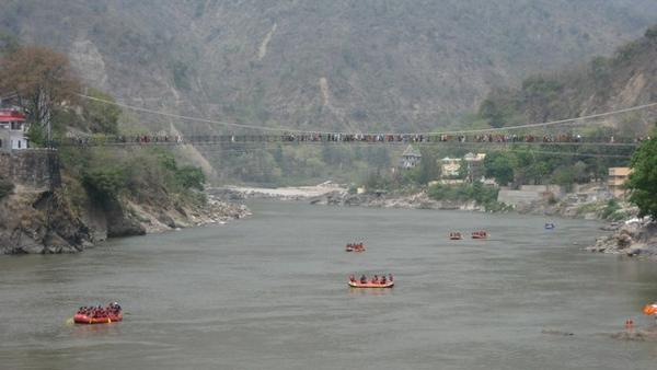 People crossing over Lakshman Jhula (one of the two pedestrian bridges)