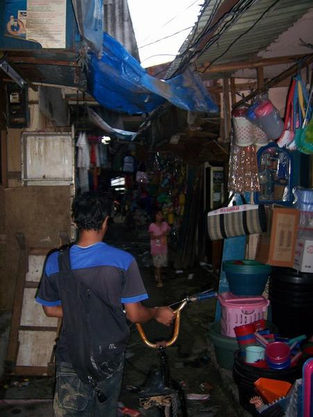 Hinein ins Getümmel - Rundgang in einem Armenviertel von Jakarta