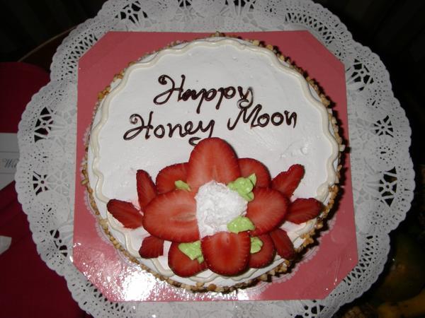 Gift Wala Dost - Honeymoon cake Or also be use for wedding anniversary  Order now +91-9888811911 +91-9654681668 We deliver in 200 cities 65  countries worldwide | Facebook