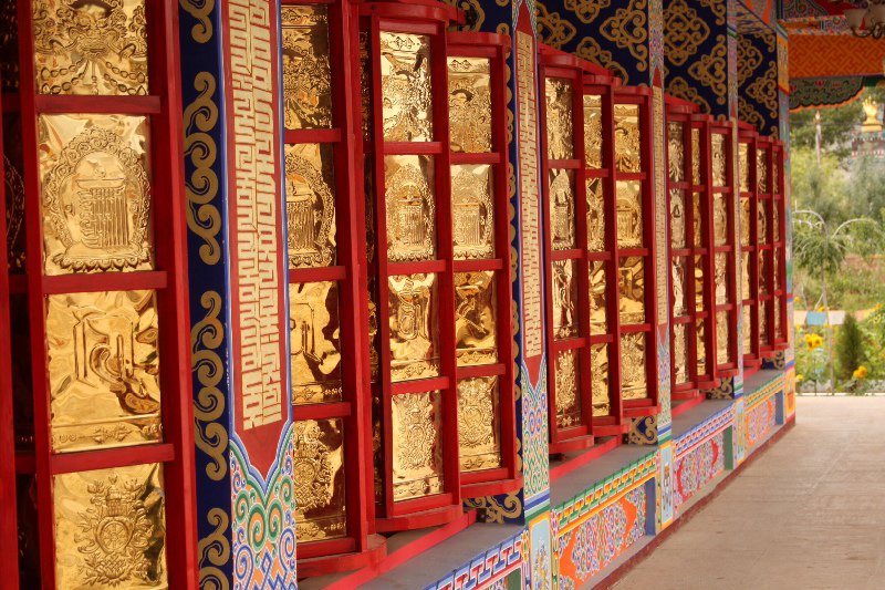Prayer wheels at Wutun Lu 