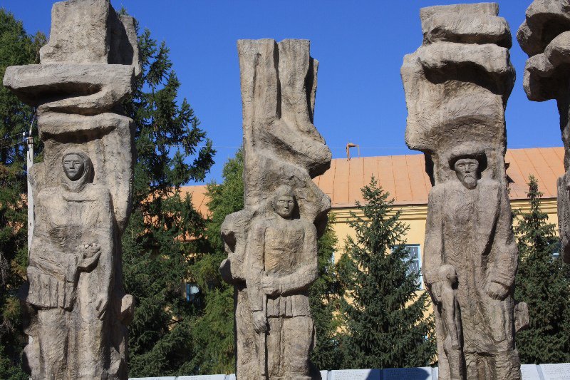 Tamga - Statue commemorating Kyrgystan pioneers