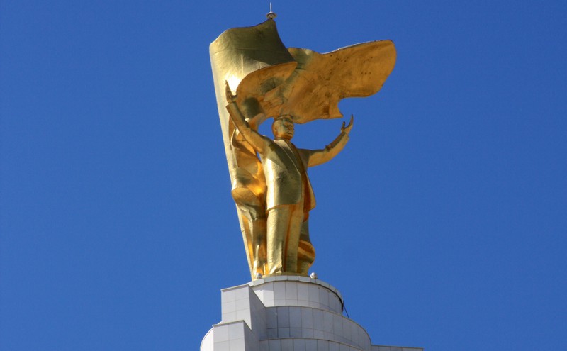 Ashgabat First President gold statue at Arch of neutrality