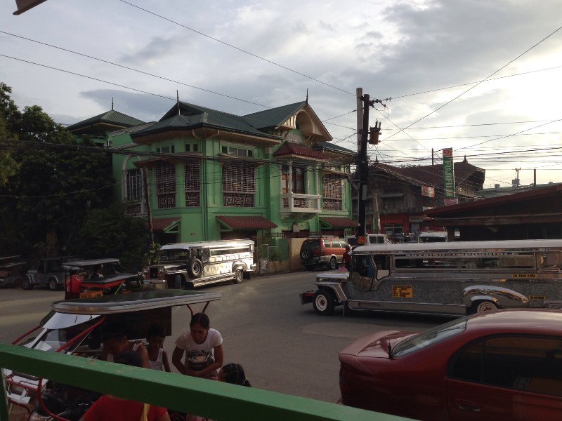 Overstappen naar een extra lange jeepney