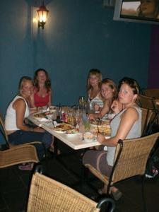Spiste middag i Rockhampton ila me fire svenske jente mens vi venta paa bussen..:)