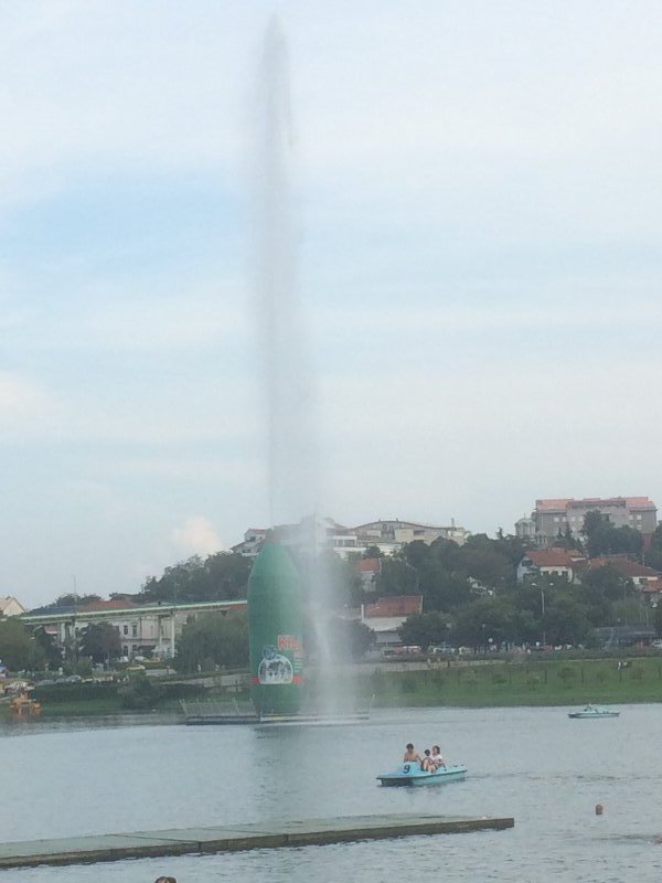 The giant fountain at the lake