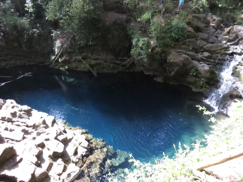 Wasserfall mit blauem See