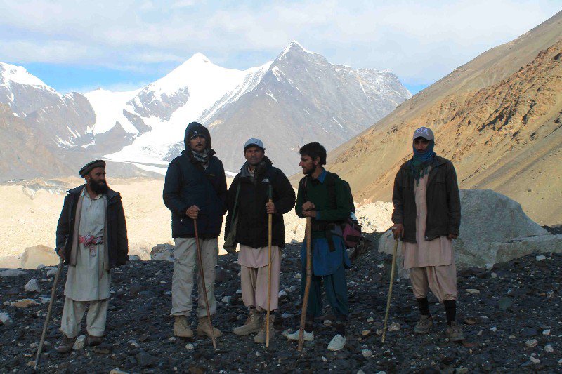Group photo against Gul Lasht Zom, a 6000 metres peak 