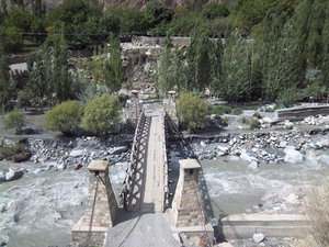 The suspension bridge spanning Barum Gol 