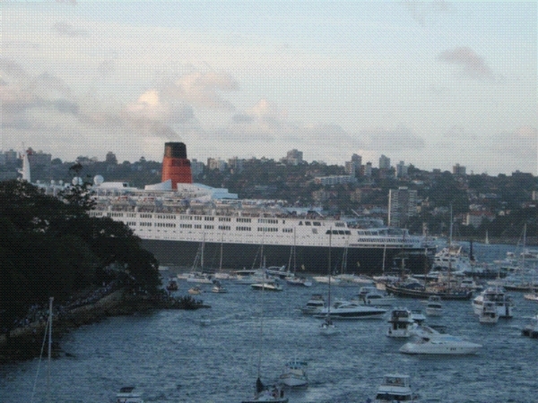 QE2 arriving in Sydney 