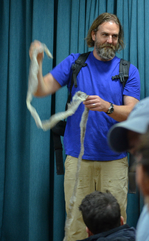 Nas vyucujici s vysvlecenou hadi kuzi hada Franka ;)
