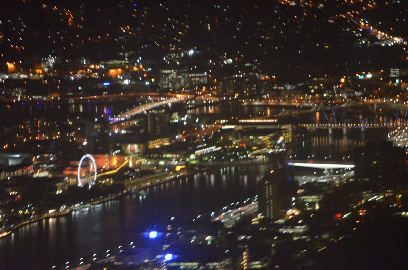 Nocni Brisbane pri letu z Fidzi - vidite ruske kolo na brehu South Bank vlevo?