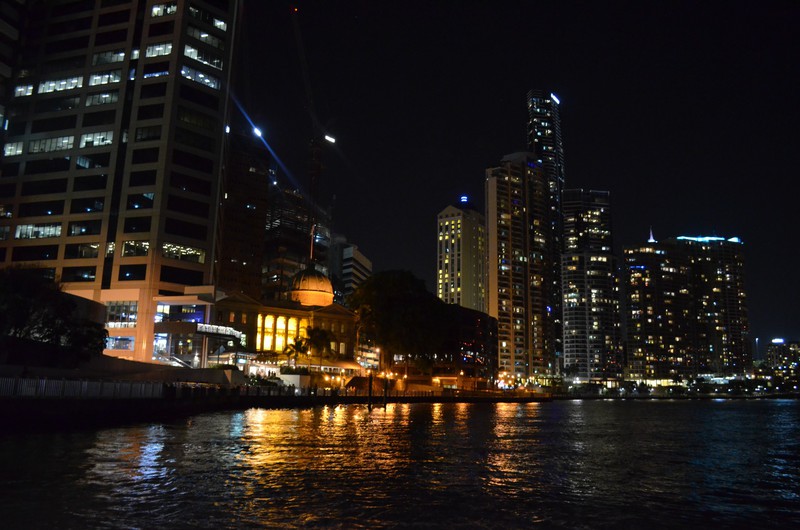 Brisbane v noci z trajektu