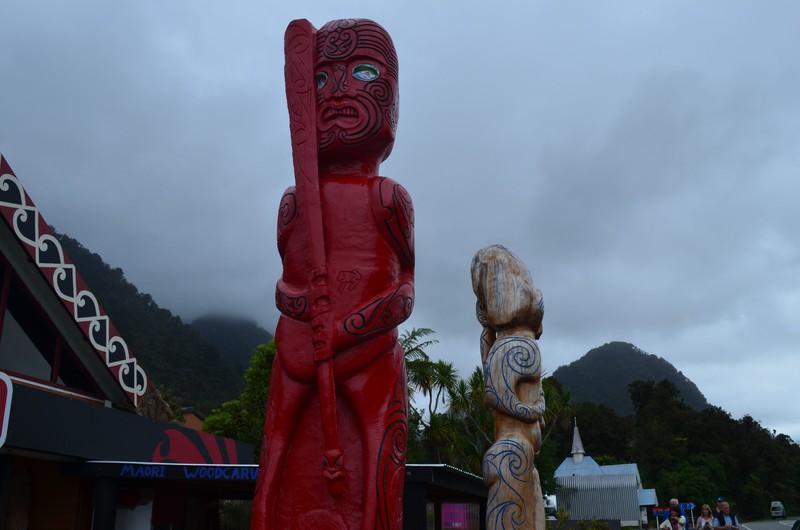 Franz Josef vesnice a velke maori totemy/sochy