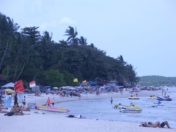 BUSY DAY ON CENTRAL CHAWENG BEACH