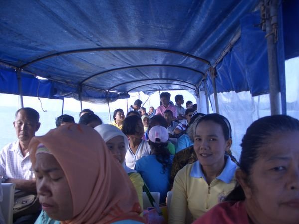 ON THE CROWDED LOCAL BOAT BACK FROM KOH JUM