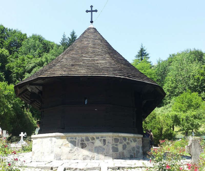 Dintr-un lemn Monastery