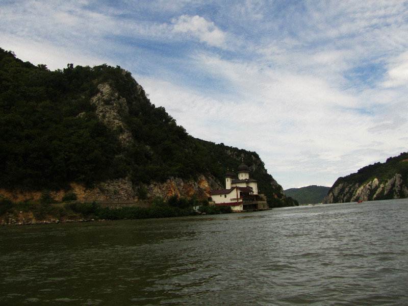 Biserica de langa Dunare peisaj