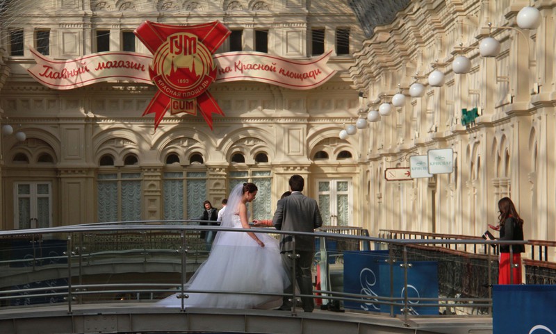 Wedding photography in large department store called GUM on Red Square