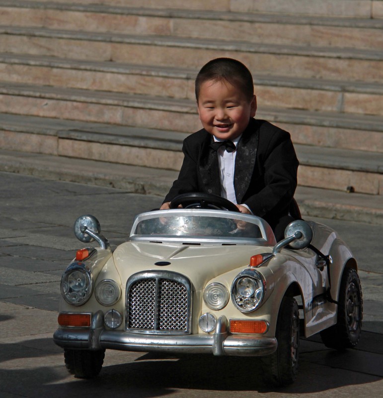 On of the junior bridal part in his car