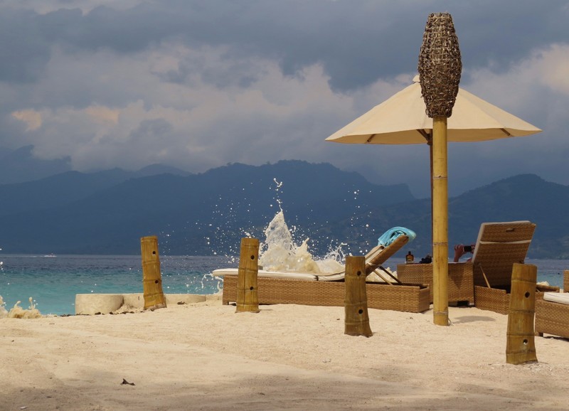 Waves along the beach in Gili T