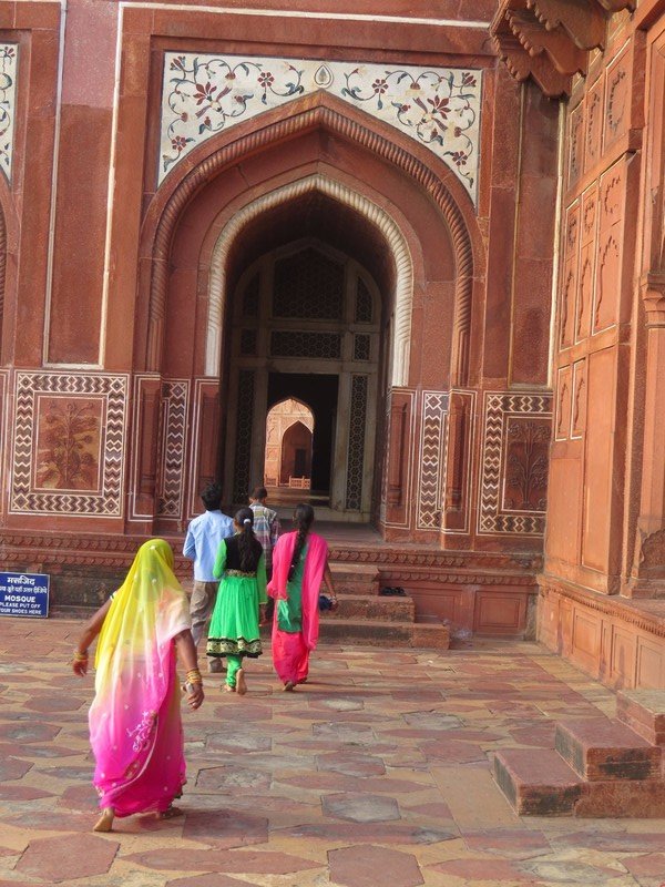 Colourful saris agaings the red sandstone 