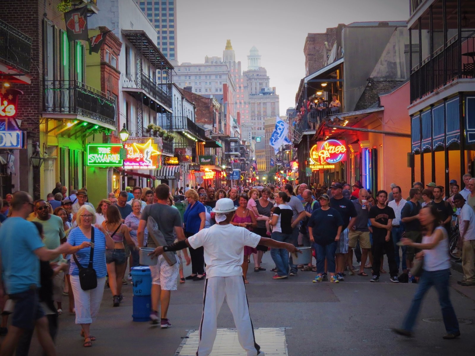 street-entertainers-photo