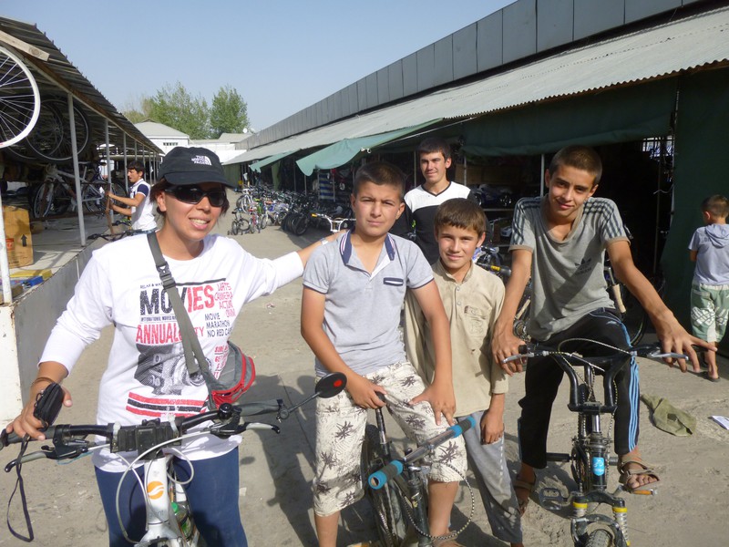 پسر بچه های مشتاق برای دوچرخه سواری 
