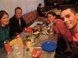 چقدر هر غذایی بعد یه روز سخت میچسبید ،مخصوصا دادن غذای ایرانی به خارجی 