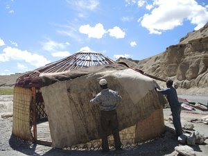 عشائر قرقيزي در حال نصب چادر 