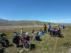 اخرين روز راه پامير مرز قرقيزستان ديدن دوچرخه سواران ديگر در رآه 