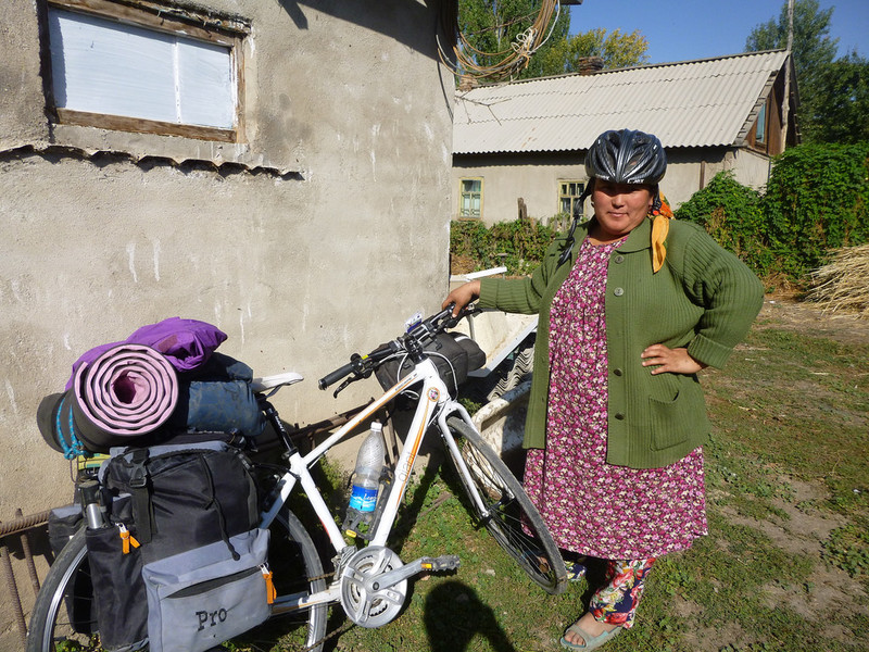 زن تاجیکی مشتاق دوچرخه سواری 