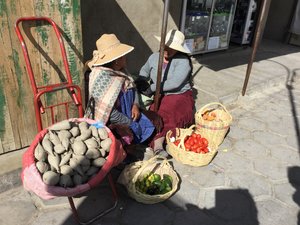 زنان كشاورز و فروش محصولات 