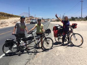 دو تا دوچرخه سوار ٦٠ ساله كانادايي در راه اريكيپا به سمت دريا 