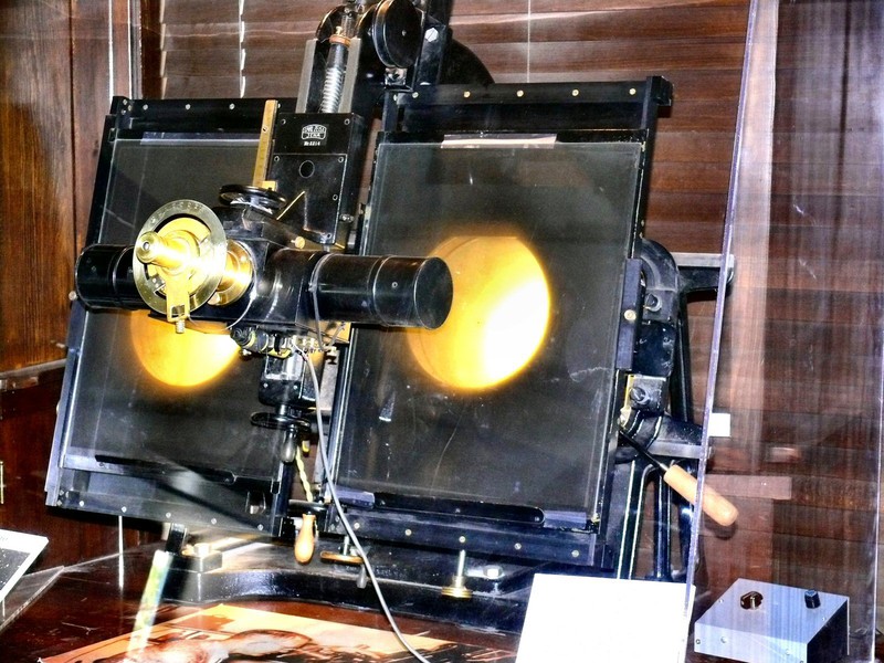 This is the actual ''comparator'' machine Tombaugh used to discover Pluto.
