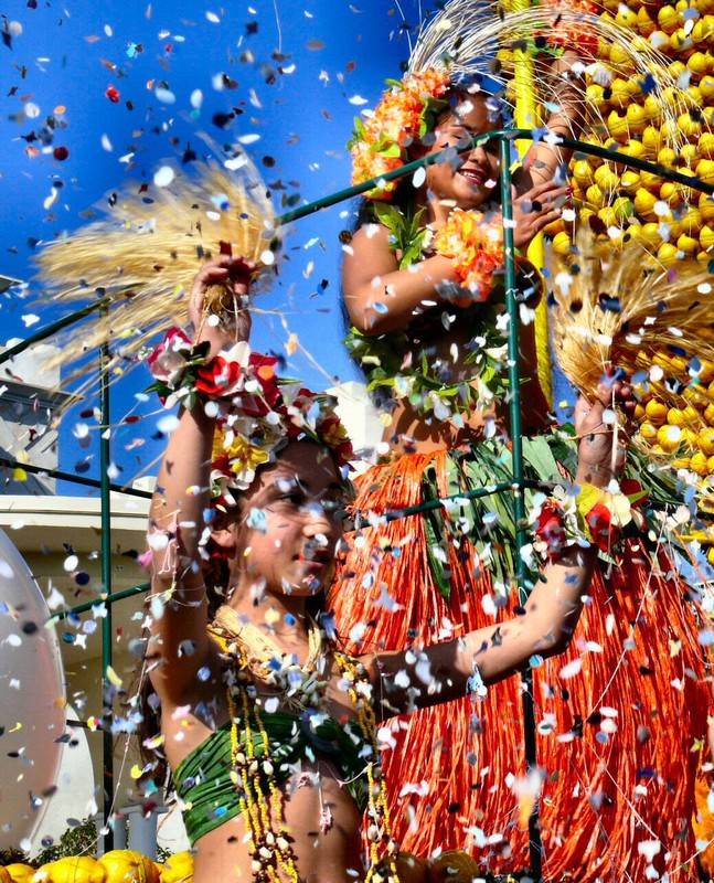 Confetti cannons were everywhere ... here they shower the crowd from the Tahiti float.